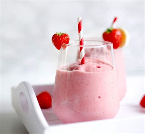 quick-3-ingredient-strawberry-banana-smoothie-live-eat image