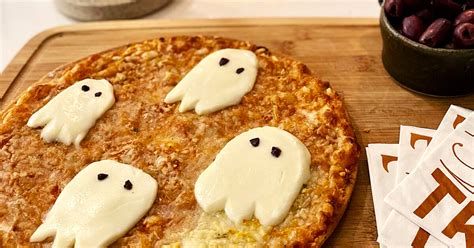 easy-cheesy-ghost-pizza-eatcaulipowerca image