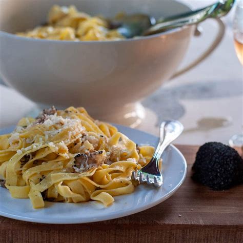easy-black-truffle-pasta-recipe-your-guardian-chef image