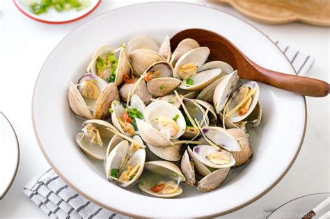 japanese-sake-steamed-clams-video-あさりの酒蒸し image