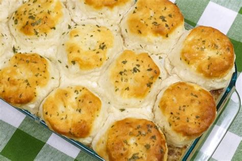 biscuits-and-gravy-casserole-easy-4-ingredient image