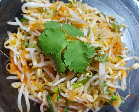 thai-bean-sprout-salad-mummy-is-cooking image