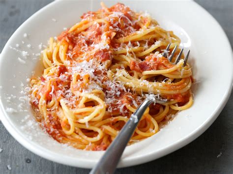 spaghetti-with-prosciutto-tomatoes-and-cream-food image