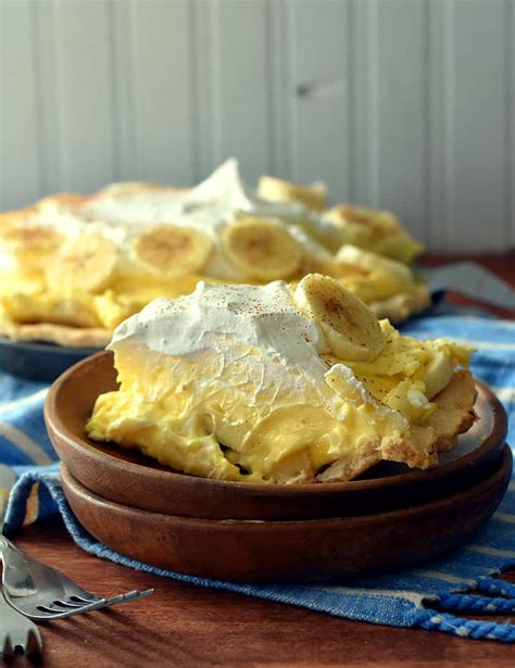 easy-no-bake-banana-cream-pie-recipe-nelliebellie image