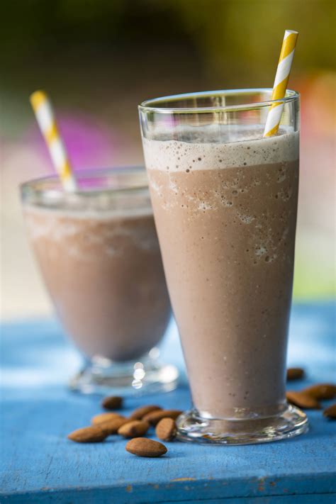 recipe-chocolate-almond-banana-smoothie-blue image