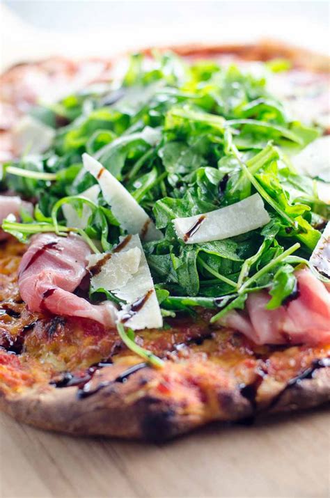 prosciutto-and-arugula-pizza-umami-girl image