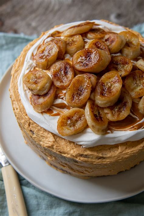 banoffee-cake-easy-cake-recipe-with-fluffy-dulce-de image