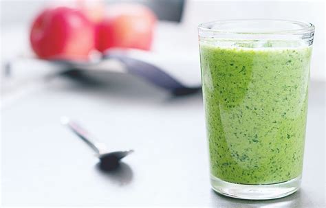 avocado-spinach-green-smoothie-recipe-eatwell101 image