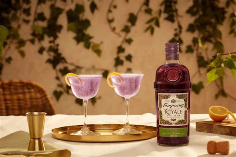 how-to-make-the-tanqueray-blackcurrant-royale-french image