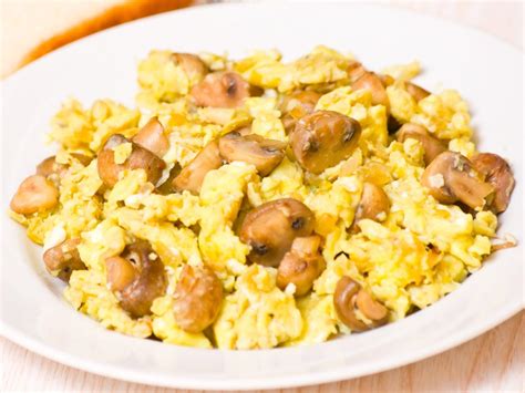 scrambled-eggs-with-bacon-and-mushrooms image