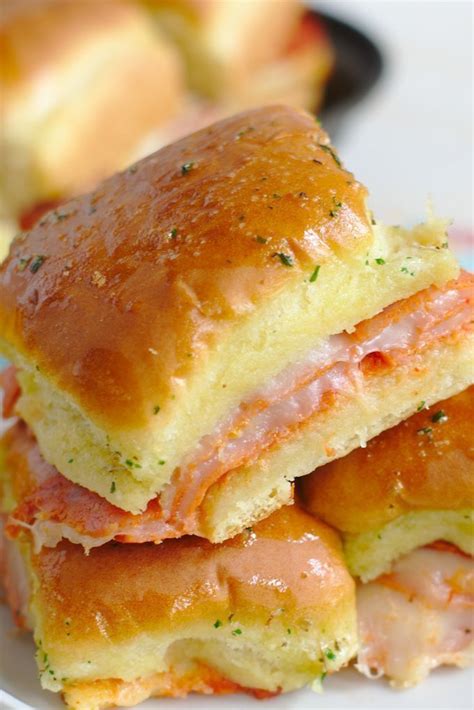 pepperoni-pizza-sliders-snacks-and-sips image