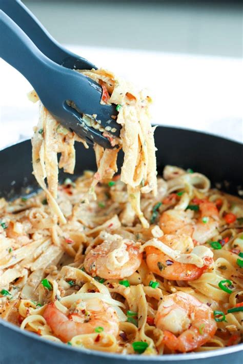 garlic-cream-sauce-seafood-fettuccine-that-spicy-chick image