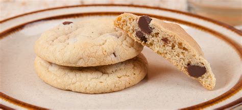 amaretto-chocolate-chip-cookies-italian image