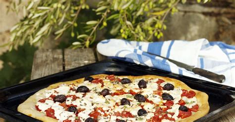pizza-with-olives-and-feta-recipe-eat-smarter-usa image