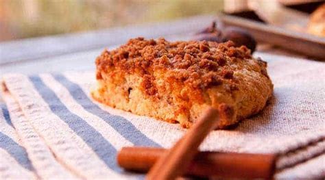 streusel-scones-made-with-fresh-figs-macheesmo image