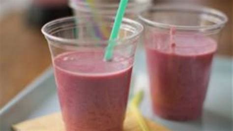 raspberry-oatmeal-smoothies-recipe-tablespooncom image