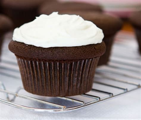 ganache-filled-chocolate-cupcakes-with-seven-minute image