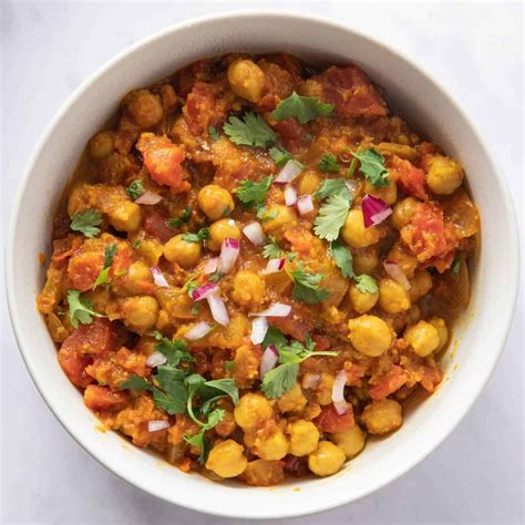 easy-authentic-chana-masala-chickpea-curry-urban image