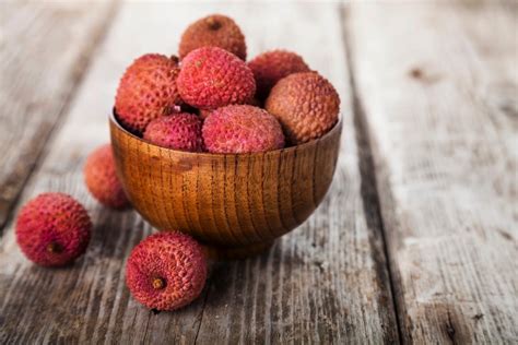 how-to-eat-lychees-travel-gluttons image
