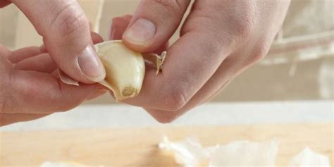 we-tested-the-internets-hacks-for-peeling-garlic-to-find image