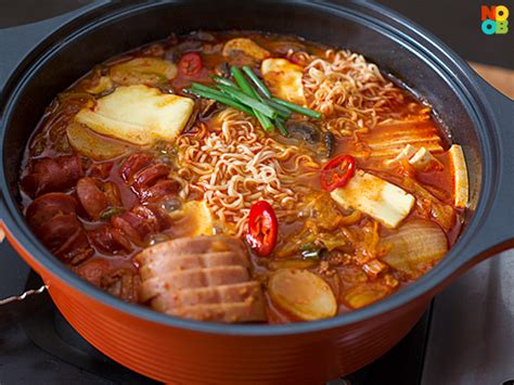 korean-army-base-stew-budae-jjigae-noob-cook image