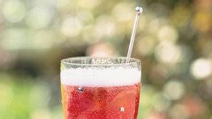 strawberry-and-prosecco-fizz-with-lemon image