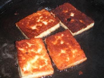 fried-halloumi-cheese-with-sweet-chili-sauce image