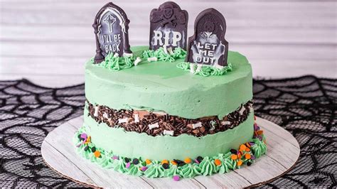 halloween-graveyard-fault-line-cake image