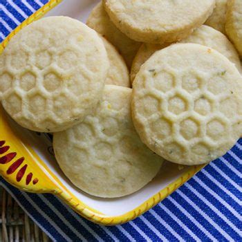 lemon-thyme-butter-cookies-italian-food-forever image