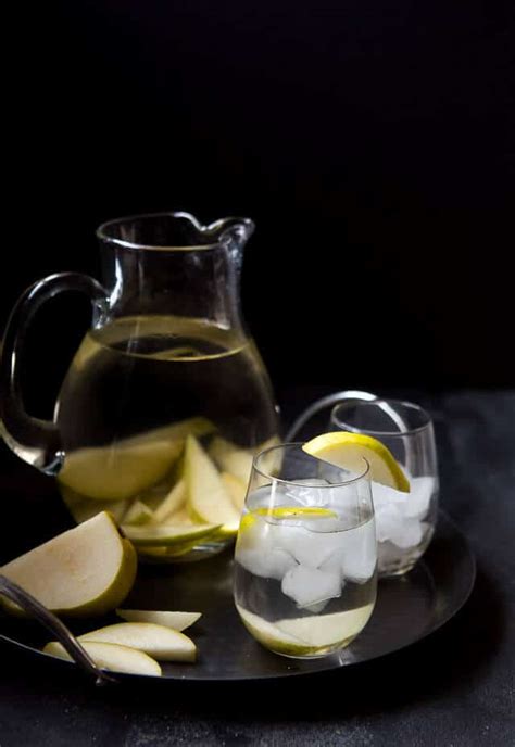 31-easy-and-flavorful-infused-waters-to-help-you-stay image