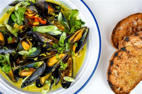 mussels-in-a-lemongrass-chilli-ginger-broth-sp image