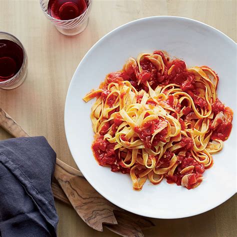 tagliatelle-pasta-with-garlicky-tomato-sauce-food image