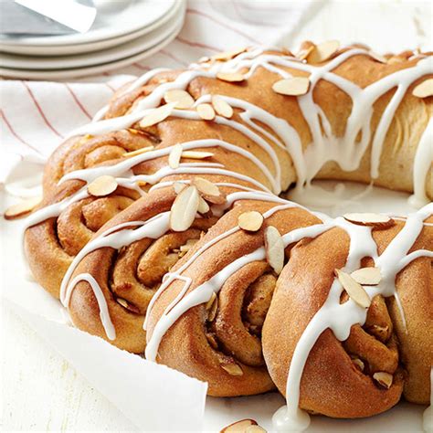 almond-cinnamon-roll-breakfast-ring-better-homes image