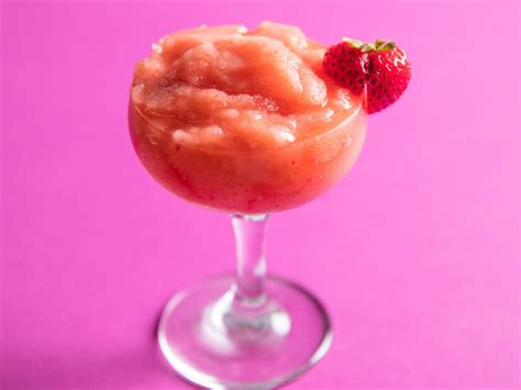 the-best-frozen-strawberry-daiquiri-recipe-serious-eats image