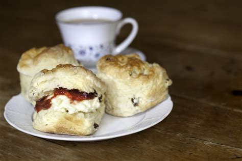 the-difference-between-cornish-and-devon-cream-tea image
