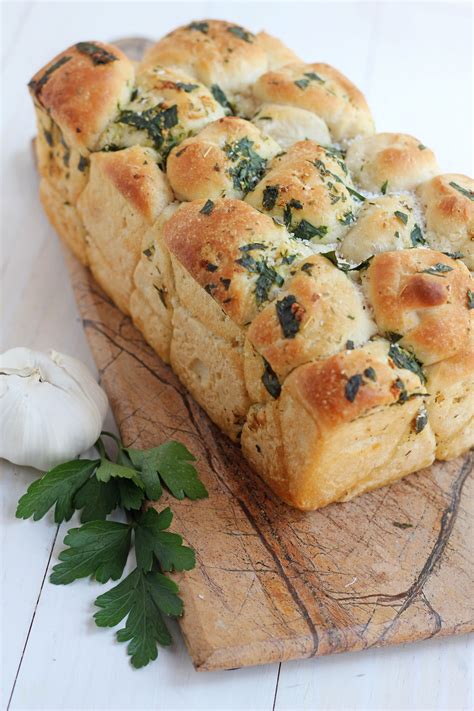pull-apart-garlic-bread-homemade-garlic-bread image