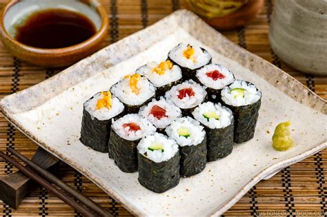 sushi-rolls-maki-sushi-hosomaki-細巻き-just-one image