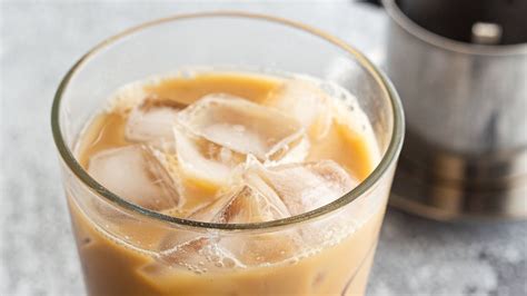 how-to-make-vietnamese-iced-coffee-ca-phe-sua-da image