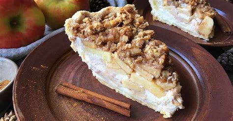 apple-cream-cheese-streusel-pie-recipe-foodal image