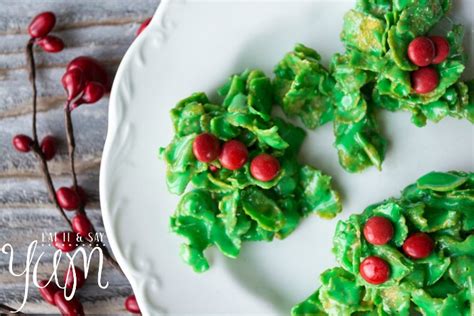 holly-and-berries-wreath-cookies-for-christmas-eat-it image
