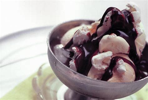 hot-chocolate-sauce-recipe-leites-culinaria image