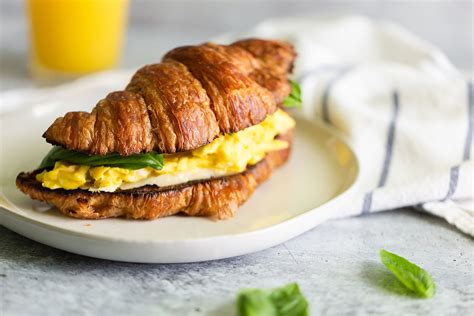 croissant-breakfast-sandwich-food-banjo image