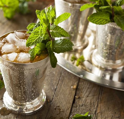 how-to-make-a-mint-julep-according-to-the-experts image
