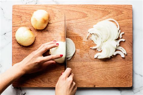 how-to-make-caramelized-onions-epicurious image