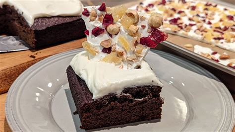 gingerbread-spice-cake-with-cream-cheese-icing image