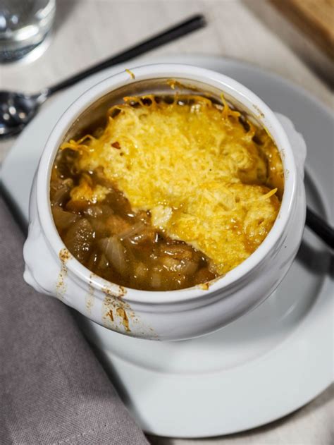classic-french-broiled-onion-soup-soupe-loignon image