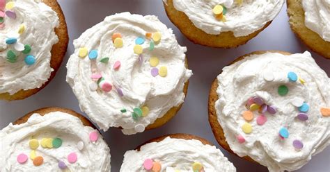 vanilla-cupcakes-with-vanilla-buttercream image