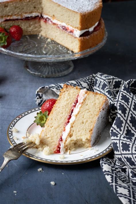vegan-victoria-sponge-cake-veggie-desserts image