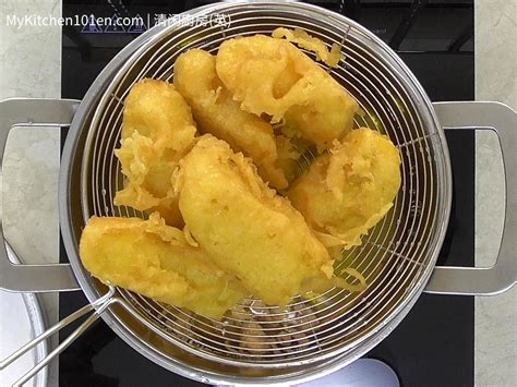 easy-crispy-deep-fried-banana-fritters-pisang-goreng image