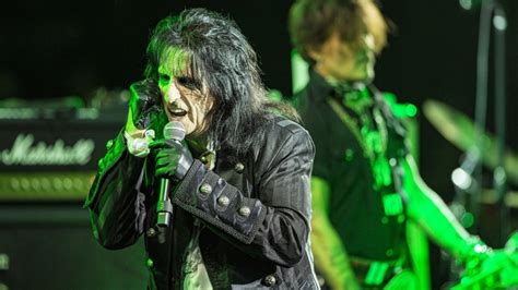 the-truth-behind-alice-cooper-and-the-chicken-incident image